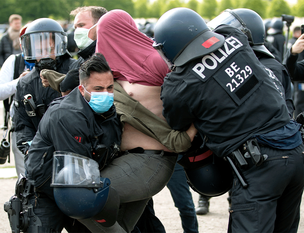 DOJADILE IM <span style='color:red;'><b>MERE PROTIV KORONE</b></span>: Nemci protestvuju, policija bacila suzavac